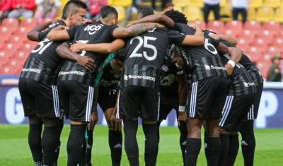 Jugadores de Junior en la mitad de la cancha antes de un partido. 