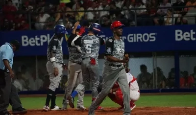 Andrés Álvarez celebra uno de sus jonrones de la noche. 