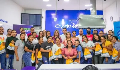 El grupo de seleccionados que estudiarán bajo la orientación de Gato Dumas y el reconocido chef Manuel Mendoza.