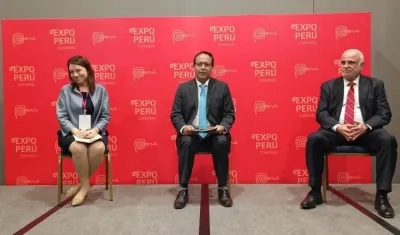 MinComercio peruano Roberto Sánchez (centro).