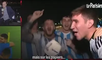 Hinchas argentinos cantan canciones racistas. 