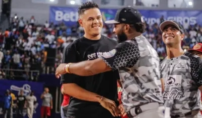 Jair Morelos abraza a Giovanni Urhsela, ante la mirada de José Mosquera Crissón. 