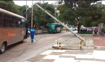 El poste sobre la vía.