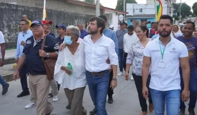 El Alcalde Jaime Pumarejo recorrió parte del kilómetro canalizado junto a vecinos de la obra.