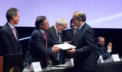 Fidel Cano, Premio Vida y Obra, recibe el galardón de manos del Presidente Gustavo Petro.