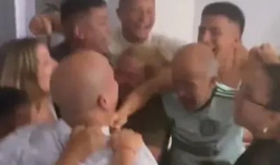 Familia de Thiago Almada al momento de celebrar. 