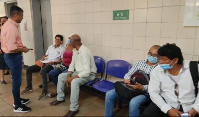 Wilson Llanos, coordinador de Salud de Personería, recibe las quejas.