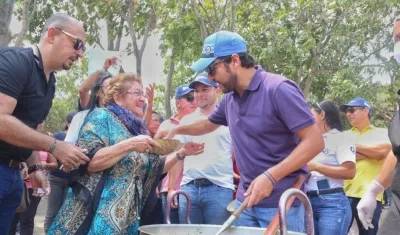 Alcalde Jaime Pumarejo compartiendo con la comunidad. 