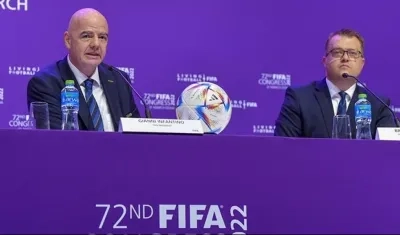 Bryan Swanson (der.) y  Gianni Infantino.