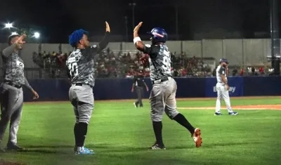 Leandro Emiliani celebra con Harold Ramírez.