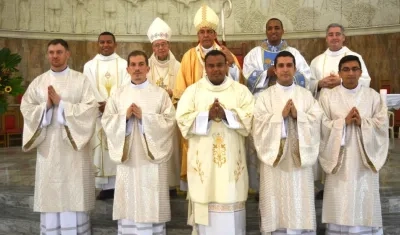 Los nuevps sacerdotes y el diácono que fueron ordenados.
