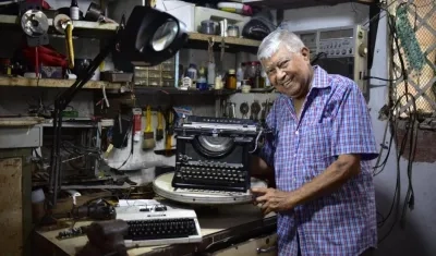 José Arcón, propietario del famoso Taller Arcón, en su casa en el norte de Barranquilla.