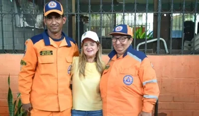 La Gobernadora Elsa Noguera con voluntarios de la Defensa Civil.