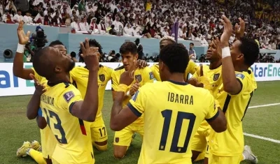 Enner Valencia celebra con sus compañeros. 