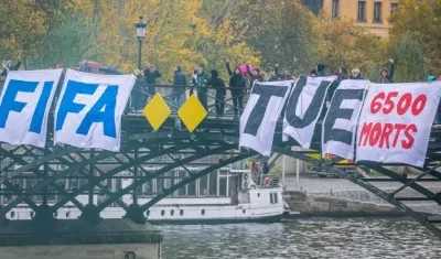 Activistas en el puente. 