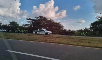 La Policía acordonó el área donde fue hallado el cadáver. 
