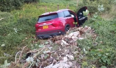 Tras el impacto la camioneta se salió de la vía.