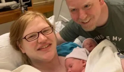 Timothy y Lydia Ridgeway con los recién nacidos.