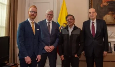 El presidente Petro y el canciller Álvaro Leyva con el editor jefe de WikiLeaks, Kristinn Hrafnsson.