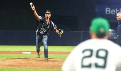 Lanzamiento de la primera bola a cargo de Cuba Gooding Jr., en el Édgar Rentería.