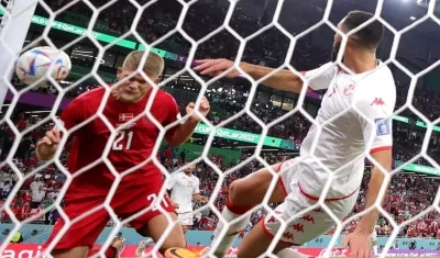 Andreas Cornelius falla en el momento de empujar la pelota a las redes. 