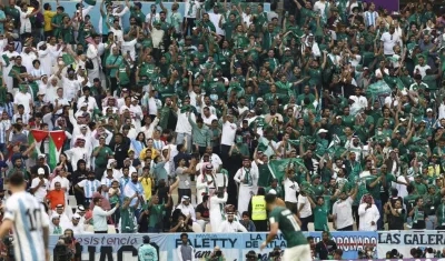 Hinchas de Arabia Saudita celebran en las tribunas. 