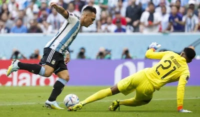 Lautaro Martínez enfrenta en mano a mano al arquero saudí. 