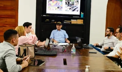 El alcalde William Dau y algunos de sus secretarios, con directivos de Puerta de Oro de Barranquilla.