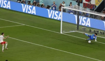  Guillermo Ochoa ataja un penalti a Robert Lewandowski.