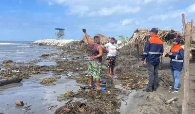 Residuos sólidos arrastrados y una parte de la playa 'tragada' por el fuerte oleaje e inundaciones.