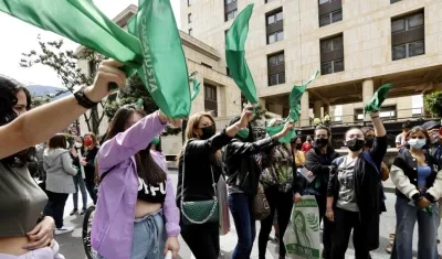 Integrantes del movimiento feminista 'Causa Justa' protestan frente a la Corte Suprema de Justicia,