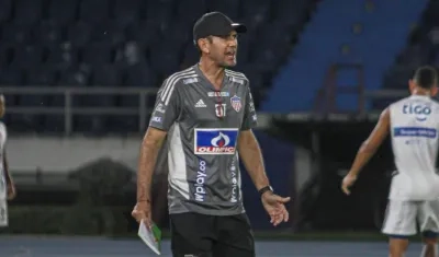 El técnico de Junior, Arturo Reyes.