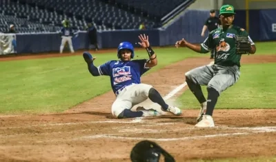Gustavo Campero anota la séptima carrera de Caimanes.
