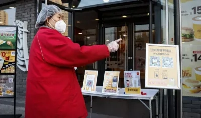 Puesto de información sobre el coronavirus en el exterior de un restaurante en Pekín.