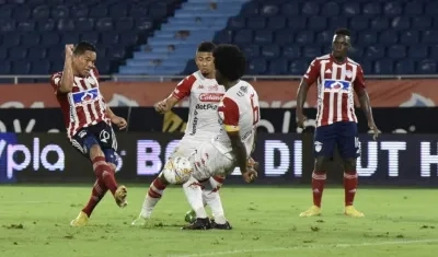 Carlos Bacca, autor de los dos goles de Junior contra Santa Fe. 