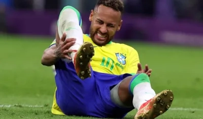 Neymar minutos después de la lesión.