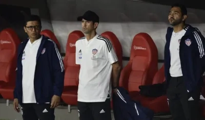 El técnico de Junior, Arturo Reyes (centro).