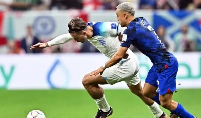 Jack Grealish avanza ante la marca de Sergino Dest.