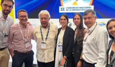 El exjefe del Gobierno Español Felipe González con asistentes al foro de infraestructura.