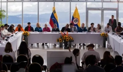Imagen de la mesa de diálogo en Caracas.