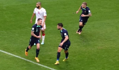 La celebración del gol de Mitchell Duke.