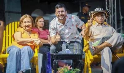 El maestro Adolfo Pacheco y su esposa Lady junto al director de Icultur, Iván Sanes.