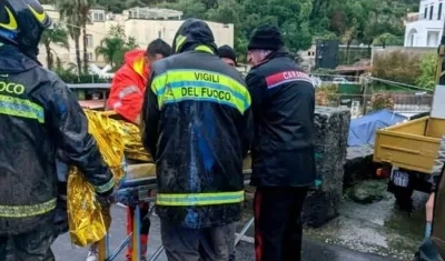 Socorristas en la zona de desastre en Ischia, Italia.