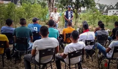 La Defensoría y la Personería de Tumaco con los 18 liberados.