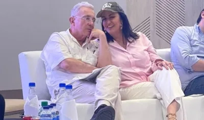 Álvaro Uribe y María Fernanda Cabal, durante el foro.