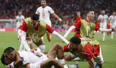 Zakaria Aboukhlal de Marruecos celebra con sus compañeros.