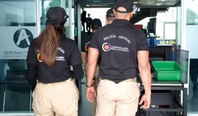 Funcionarios de la CGR durante la toma en Aerocivil.