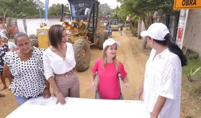 La Gobernadora Elsa Noguera inspeccionando las obras.