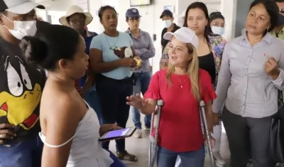 La Gobernadora Elsa Noguera dialogando con la comunidad de Luruaco.