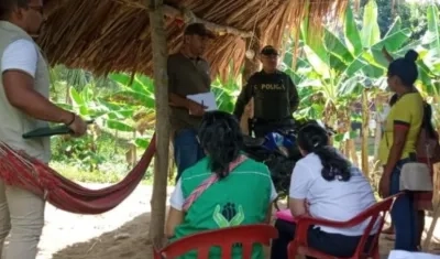 Funcionarios del ICBF en la vivienda de la abuela de la menor en Tierralta.